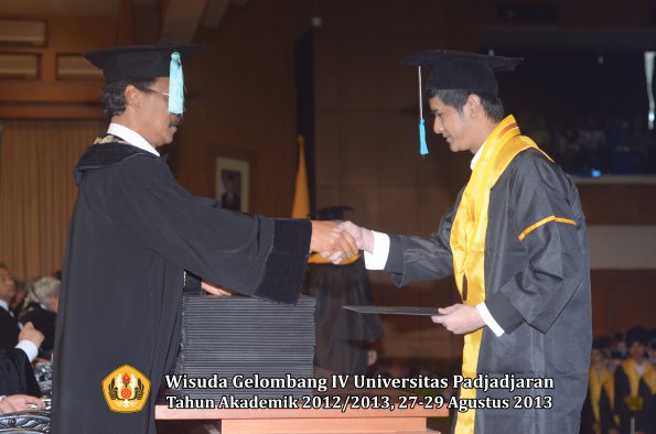 wisuda-unpad-gel-iv-ta-2012_2013-fakultas-ilmu-budaya-oleh-dekan-210