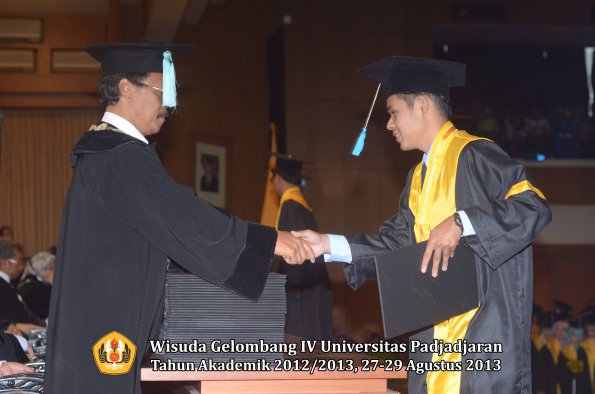 wisuda-unpad-gel-iv-ta-2012_2013-fakultas-ilmu-budaya-oleh-dekan-213