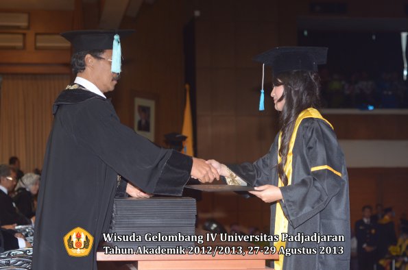 wisuda-unpad-gel-iv-ta-2012_2013-fakultas-ilmu-budaya-oleh-dekan-223