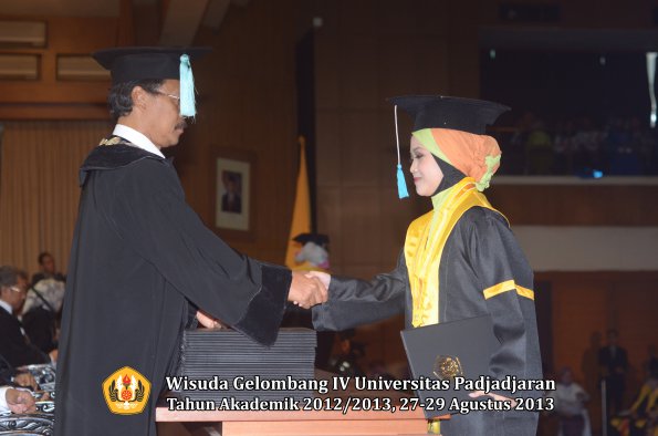 wisuda-unpad-gel-iv-ta-2012_2013-fakultas-ilmu-budaya-oleh-dekan-228