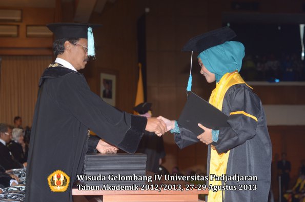 wisuda-unpad-gel-iv-ta-2012_2013-fakultas-ilmu-budaya-oleh-dekan-230