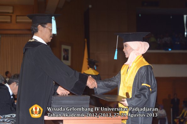 wisuda-unpad-gel-iv-ta-2012_2013-fakultas-ilmu-budaya-oleh-dekan-232