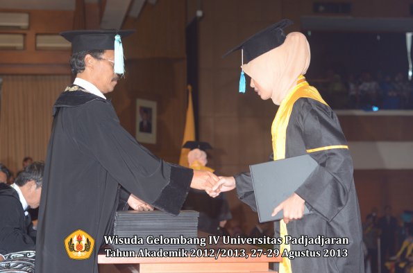 wisuda-unpad-gel-iv-ta-2012_2013-fakultas-ilmu-budaya-oleh-dekan-233