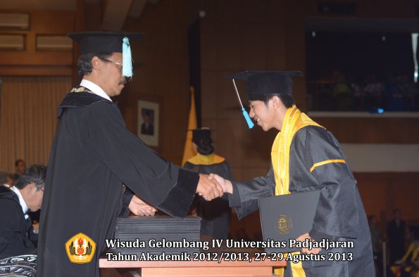 wisuda-unpad-gel-iv-ta-2012_2013-fakultas-ilmu-budaya-oleh-dekan-235