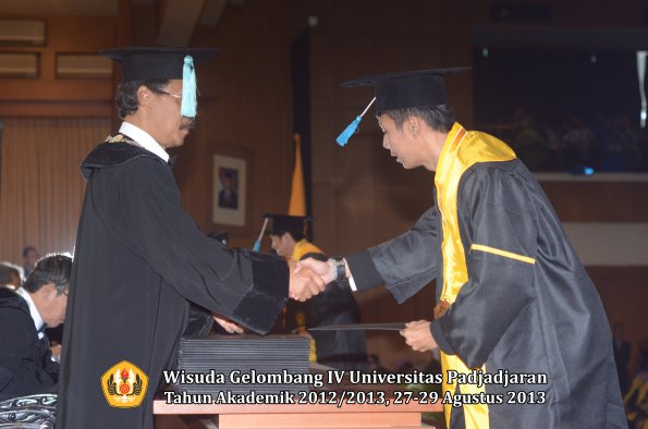 wisuda-unpad-gel-iv-ta-2012_2013-fakultas-ilmu-budaya-oleh-dekan-236