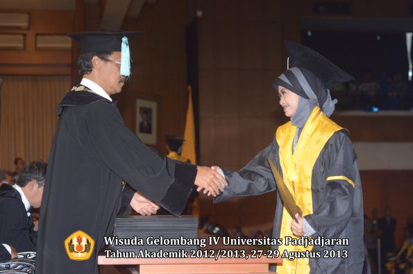 wisuda-unpad-gel-iv-ta-2012_2013-fakultas-ilmu-budaya-oleh-dekan-237