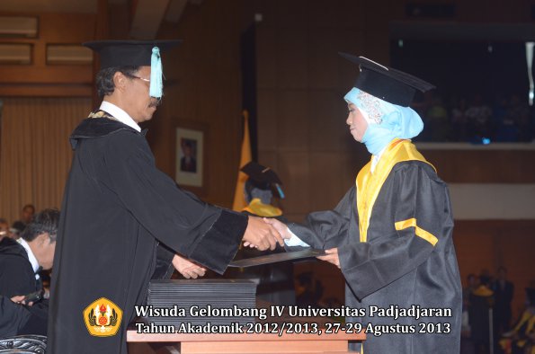 wisuda-unpad-gel-iv-ta-2012_2013-fakultas-ilmu-budaya-oleh-dekan-238