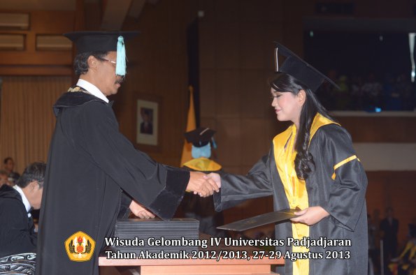 wisuda-unpad-gel-iv-ta-2012_2013-fakultas-ilmu-budaya-oleh-dekan-239