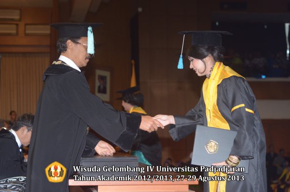 wisuda-unpad-gel-iv-ta-2012_2013-fakultas-ilmu-budaya-oleh-dekan-243