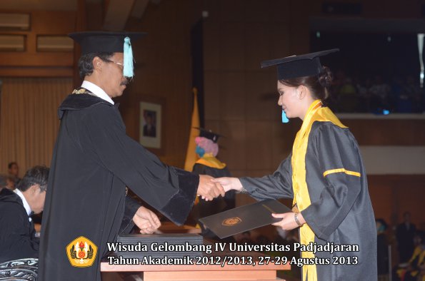 wisuda-unpad-gel-iv-ta-2012_2013-fakultas-ilmu-budaya-oleh-dekan-248