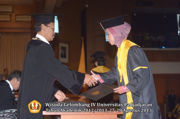 wisuda-unpad-gel-iv-ta-2012_2013-fakultas-ilmu-budaya-oleh-dekan-253