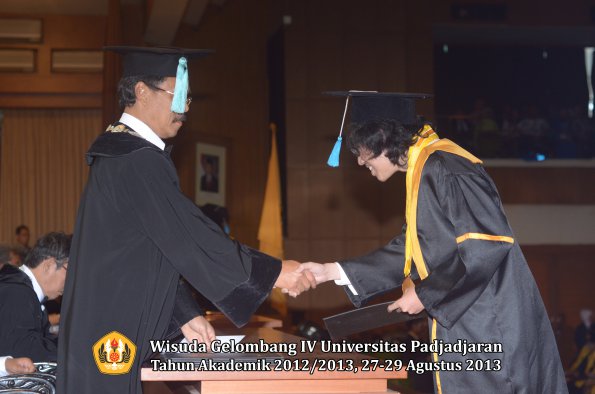 wisuda-unpad-gel-iv-ta-2012_2013-fakultas-ilmu-budaya-oleh-dekan-263