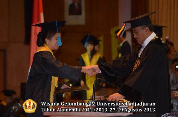 wisuda-unpad-gel-iv-ta-2012_2013-fakultas-ilmu-budaya-oleh-rektor-006