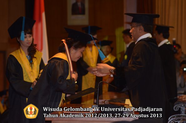 wisuda-unpad-gel-iv-ta-2012_2013-fakultas-ilmu-budaya-oleh-rektor-007