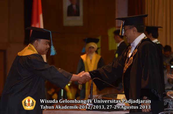 wisuda-unpad-gel-iv-ta-2012_2013-fakultas-ilmu-budaya-oleh-rektor-011