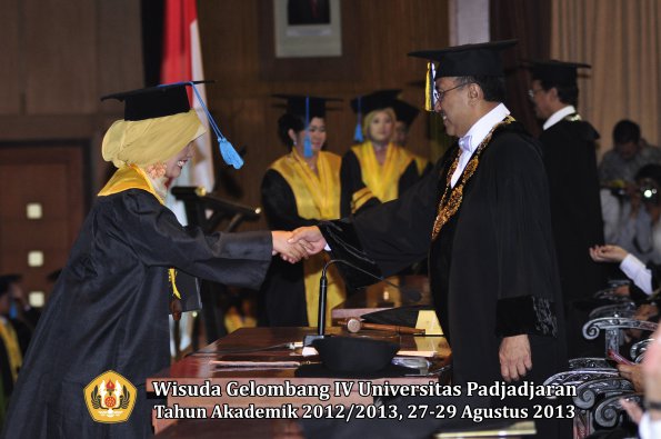 wisuda-unpad-gel-iv-ta-2012_2013-fakultas-ilmu-budaya-oleh-rektor-012
