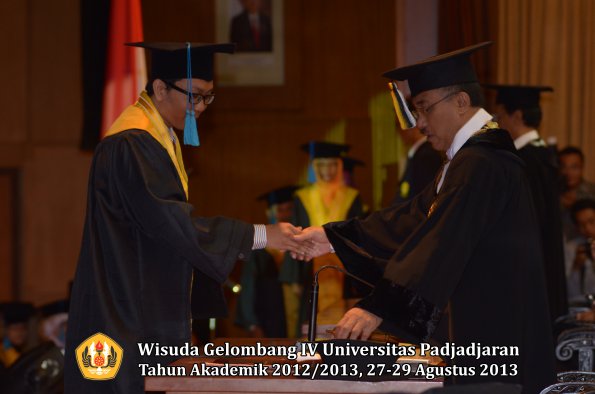 wisuda-unpad-gel-iv-ta-2012_2013-fakultas-ilmu-budaya-oleh-rektor-015