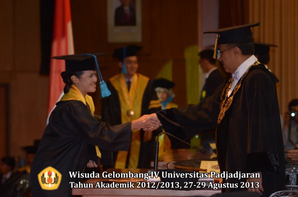 wisuda-unpad-gel-iv-ta-2012_2013-fakultas-ilmu-budaya-oleh-rektor-031