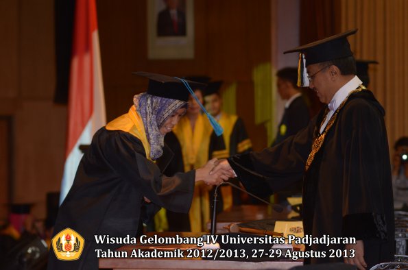 wisuda-unpad-gel-iv-ta-2012_2013-fakultas-ilmu-budaya-oleh-rektor-034