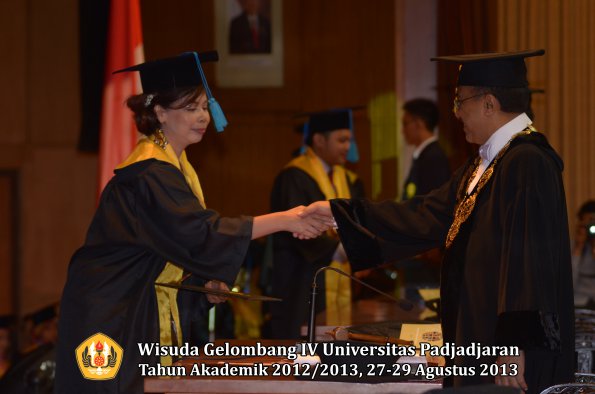 wisuda-unpad-gel-iv-ta-2012_2013-fakultas-ilmu-budaya-oleh-rektor-035