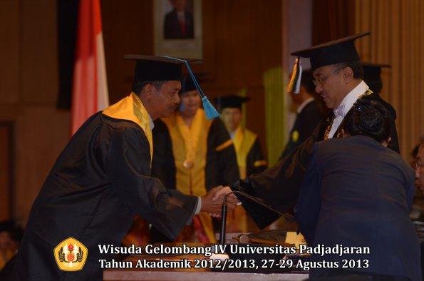 wisuda-unpad-gel-iv-ta-2012_2013-fakultas-ilmu-budaya-oleh-rektor-038