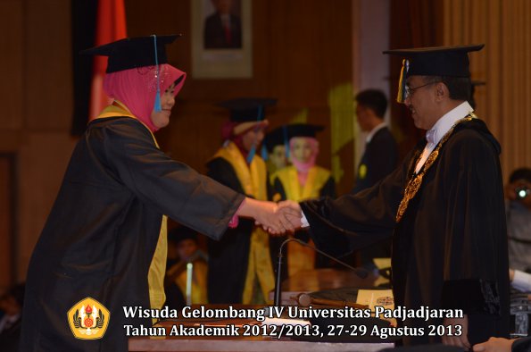 wisuda-unpad-gel-iv-ta-2012_2013-fakultas-ilmu-budaya-oleh-rektor-041