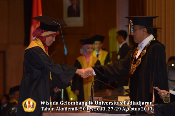 wisuda-unpad-gel-iv-ta-2012_2013-fakultas-ilmu-budaya-oleh-rektor-042