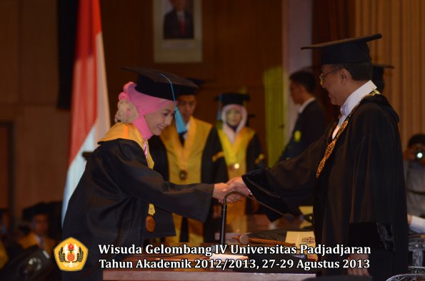 wisuda-unpad-gel-iv-ta-2012_2013-fakultas-ilmu-budaya-oleh-rektor-043