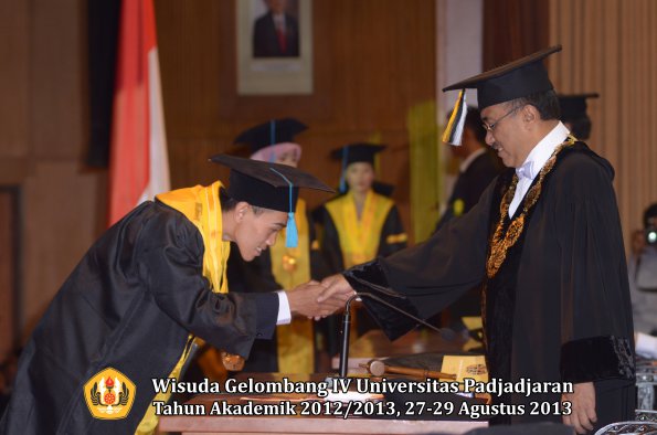 wisuda-unpad-gel-iv-ta-2012_2013-fakultas-ilmu-budaya-oleh-rektor-044