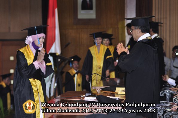 wisuda-unpad-gel-iv-ta-2012_2013-fakultas-ilmu-budaya-oleh-rektor-045