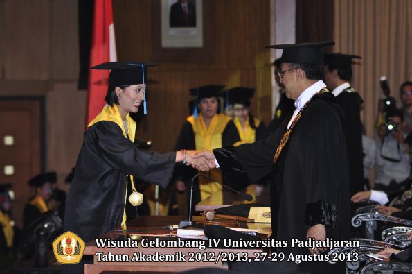 wisuda-unpad-gel-iv-ta-2012_2013-fakultas-ilmu-budaya-oleh-rektor-046