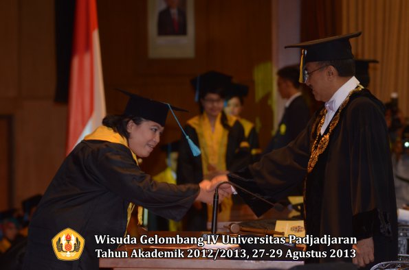 wisuda-unpad-gel-iv-ta-2012_2013-fakultas-ilmu-budaya-oleh-rektor-047