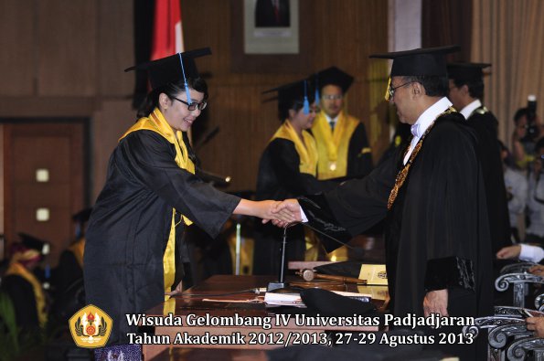 wisuda-unpad-gel-iv-ta-2012_2013-fakultas-ilmu-budaya-oleh-rektor-048