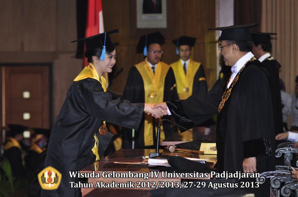 wisuda-unpad-gel-iv-ta-2012_2013-fakultas-ilmu-budaya-oleh-rektor-049