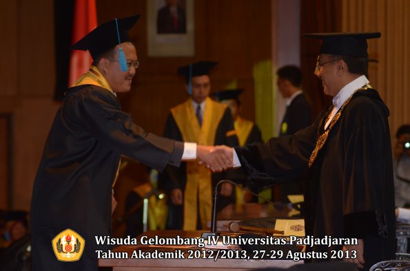 wisuda-unpad-gel-iv-ta-2012_2013-fakultas-ilmu-budaya-oleh-rektor-050