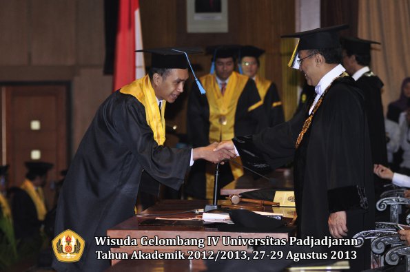 wisuda-unpad-gel-iv-ta-2012_2013-fakultas-ilmu-budaya-oleh-rektor-051