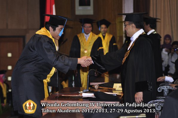 wisuda-unpad-gel-iv-ta-2012_2013-fakultas-ilmu-budaya-oleh-rektor-052