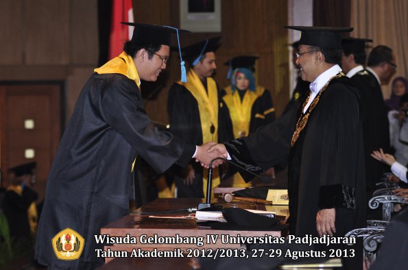 wisuda-unpad-gel-iv-ta-2012_2013-fakultas-ilmu-budaya-oleh-rektor-053