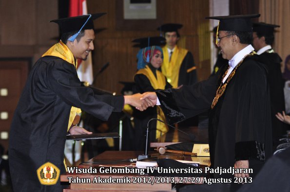 wisuda-unpad-gel-iv-ta-2012_2013-fakultas-ilmu-budaya-oleh-rektor-054