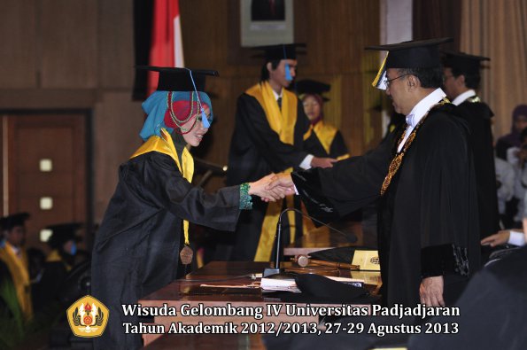 wisuda-unpad-gel-iv-ta-2012_2013-fakultas-ilmu-budaya-oleh-rektor-055