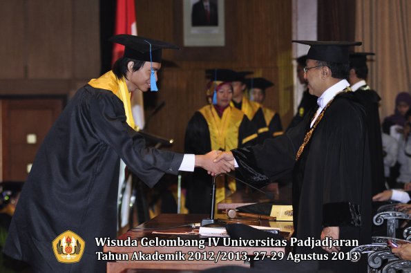 wisuda-unpad-gel-iv-ta-2012_2013-fakultas-ilmu-budaya-oleh-rektor-056