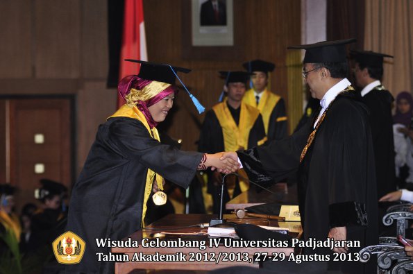 wisuda-unpad-gel-iv-ta-2012_2013-fakultas-ilmu-budaya-oleh-rektor-057