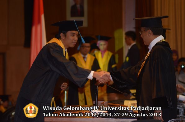 wisuda-unpad-gel-iv-ta-2012_2013-fakultas-ilmu-budaya-oleh-rektor-058