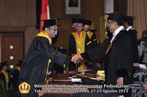 wisuda-unpad-gel-iv-ta-2012_2013-fakultas-ilmu-budaya-oleh-rektor-059