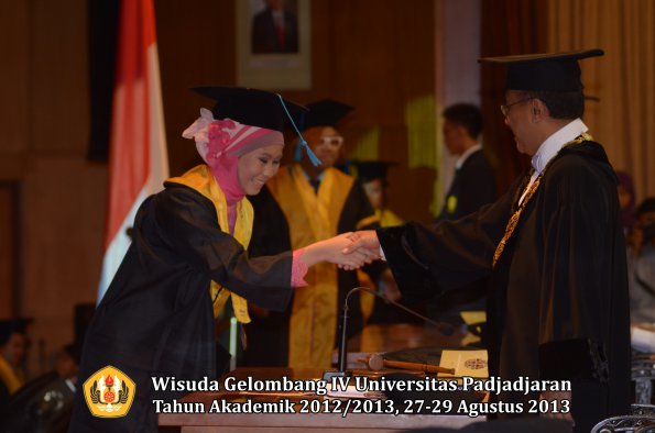 wisuda-unpad-gel-iv-ta-2012_2013-fakultas-ilmu-budaya-oleh-rektor-060