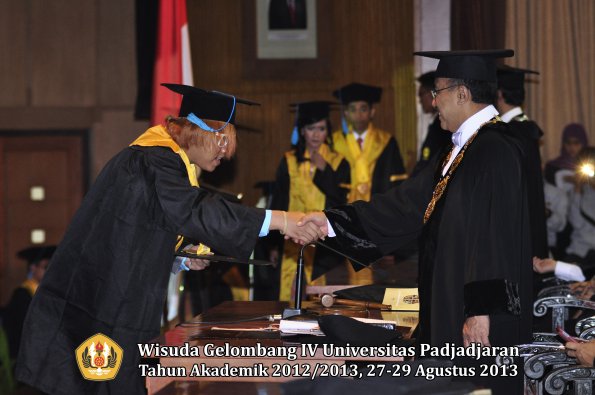 wisuda-unpad-gel-iv-ta-2012_2013-fakultas-ilmu-budaya-oleh-rektor-061