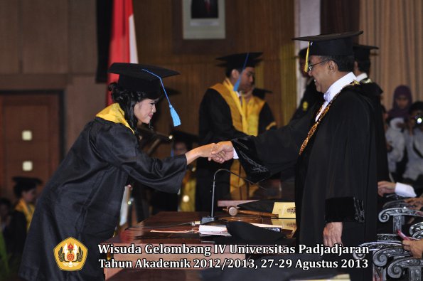 wisuda-unpad-gel-iv-ta-2012_2013-fakultas-ilmu-budaya-oleh-rektor-062