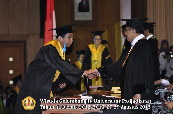 wisuda-unpad-gel-iv-ta-2012_2013-fakultas-ilmu-budaya-oleh-rektor-063