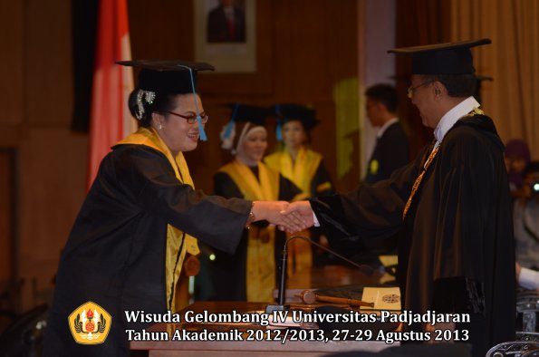 wisuda-unpad-gel-iv-ta-2012_2013-fakultas-ilmu-budaya-oleh-rektor-064