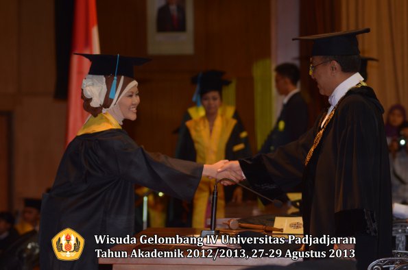 wisuda-unpad-gel-iv-ta-2012_2013-fakultas-ilmu-budaya-oleh-rektor-065